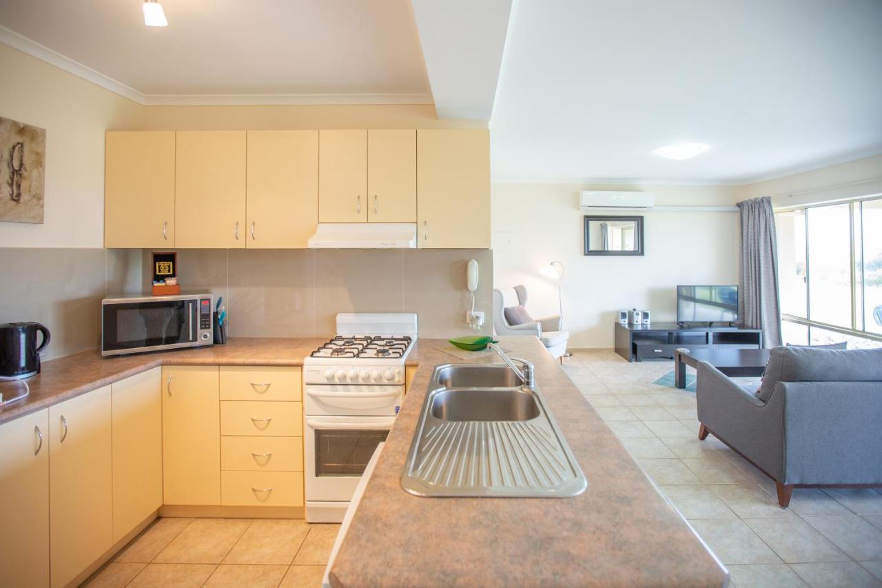 Lakeview Motel And Apartments Роуб Екстериор снимка