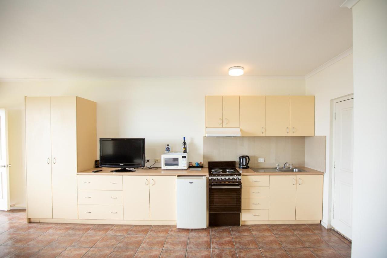 Lakeview Motel And Apartments Роуб Екстериор снимка